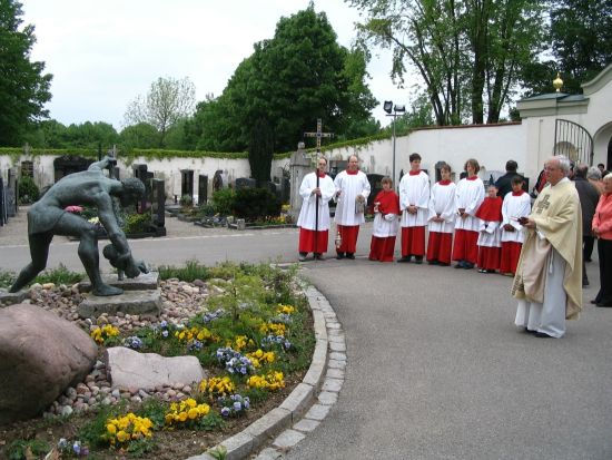 Beim Gebet am Kirchenvorplatz